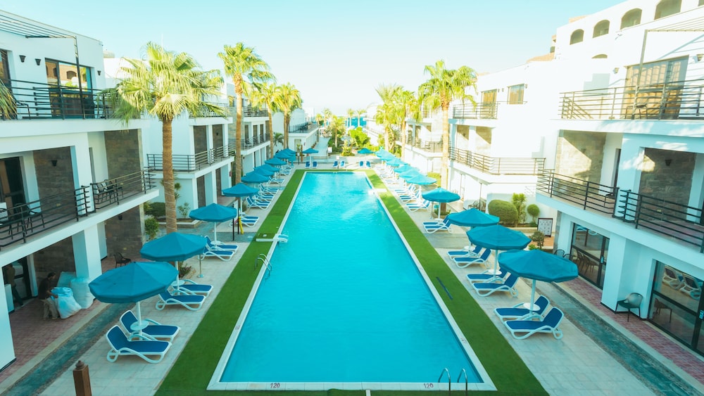 La Rosa Waves Beach Aqua Park 28/32