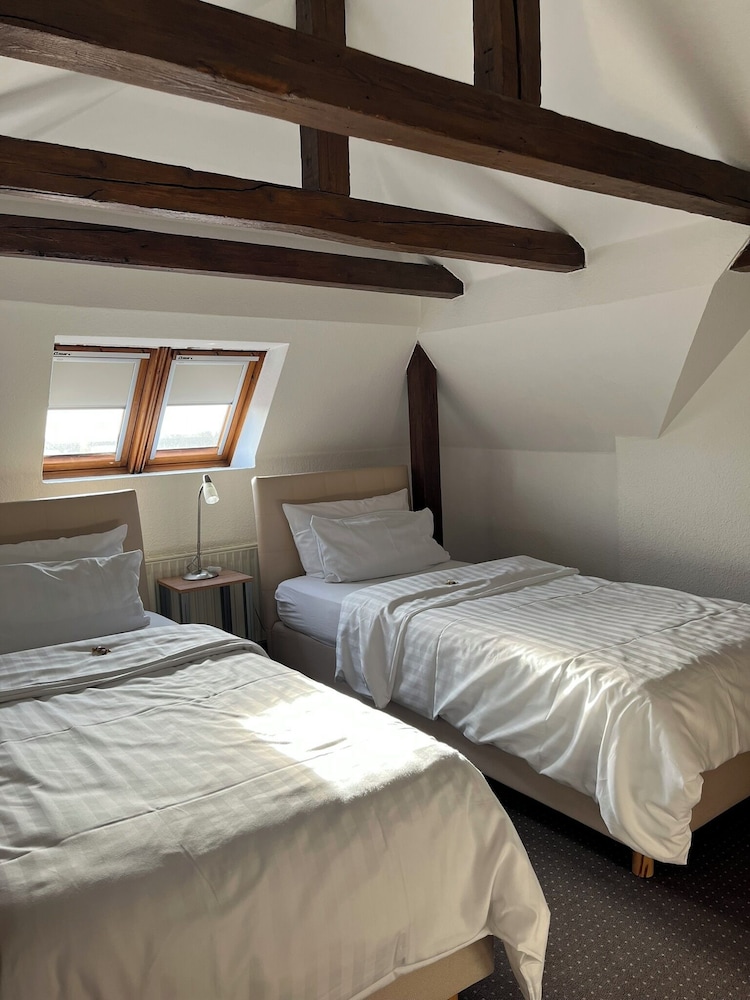 Room, 4 Beds, Single Bed