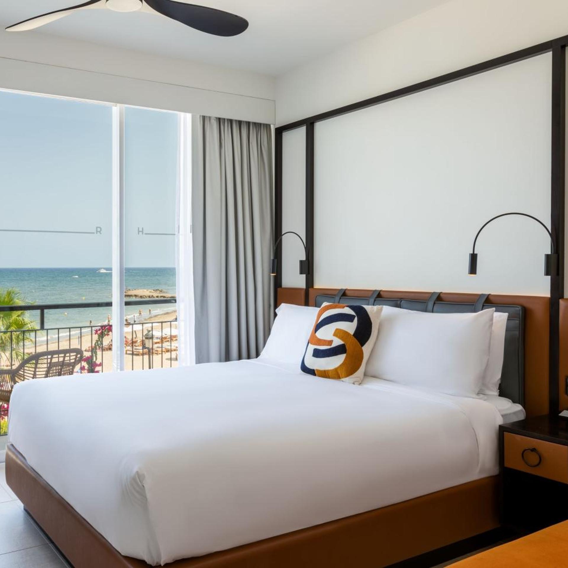 Premier, Queen Bed, Sea View