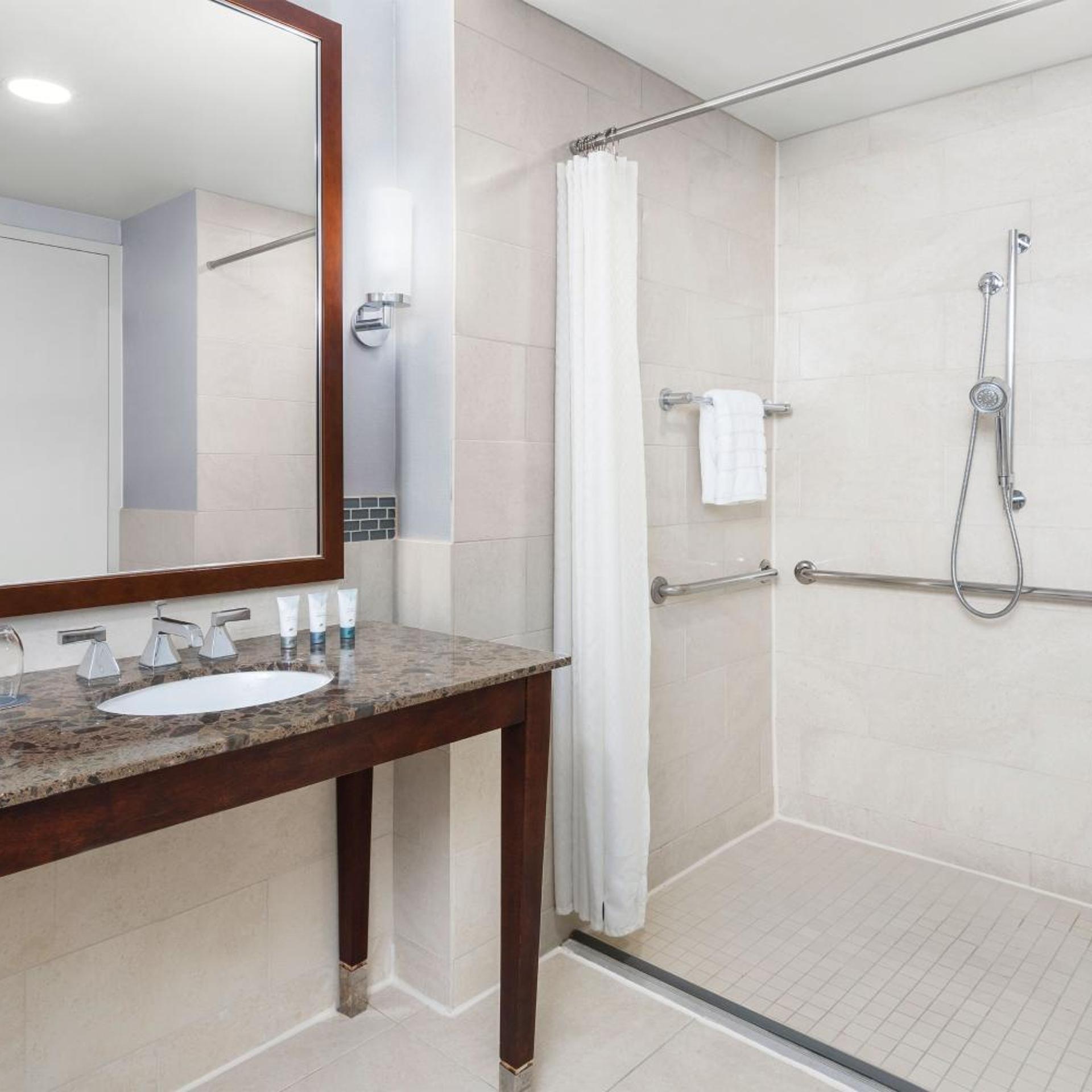 غرفة ديلوكس بسرير كينج بإطلالة على النهر، The Westin Washington National Harbor 7/7
