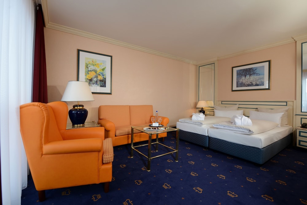 Monarch Hotel 19/68