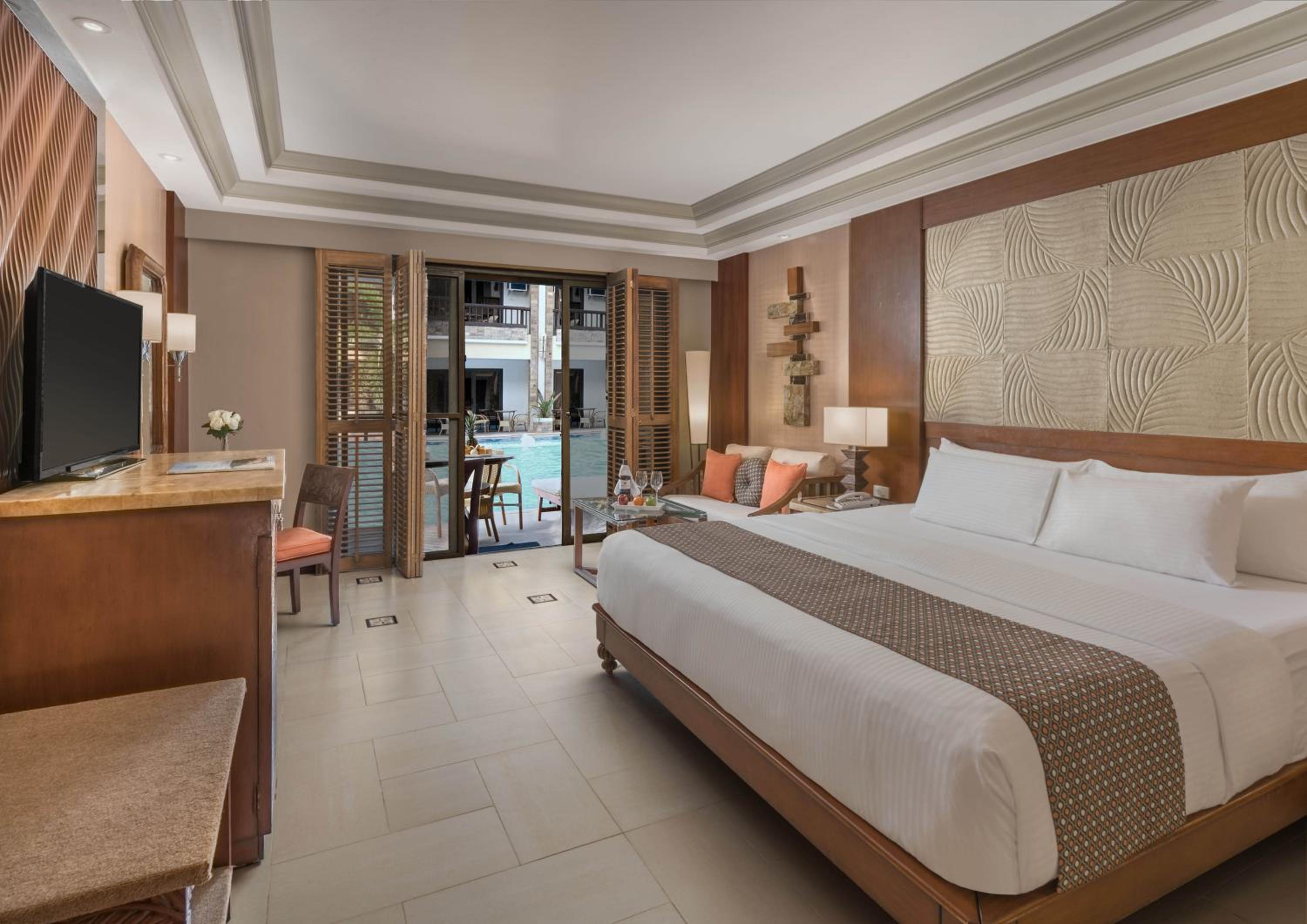 Premier, King Bed, Pool Access