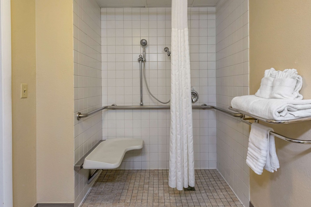 Clarion Pointe Apex - Holly Springs 9/43