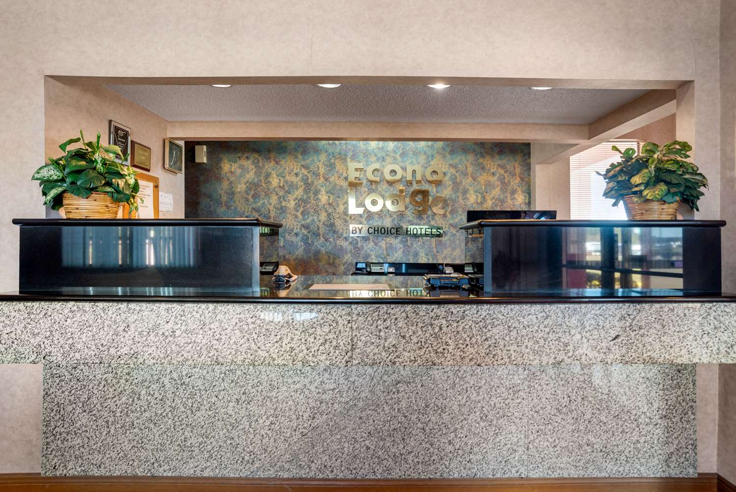 Econo Lodge Inn & Suites Forest 5/19