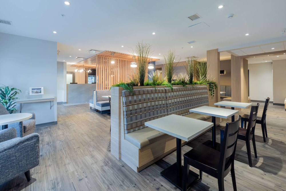 Microtel Inn & Suites by Wyndham Oyster Bay 43/56