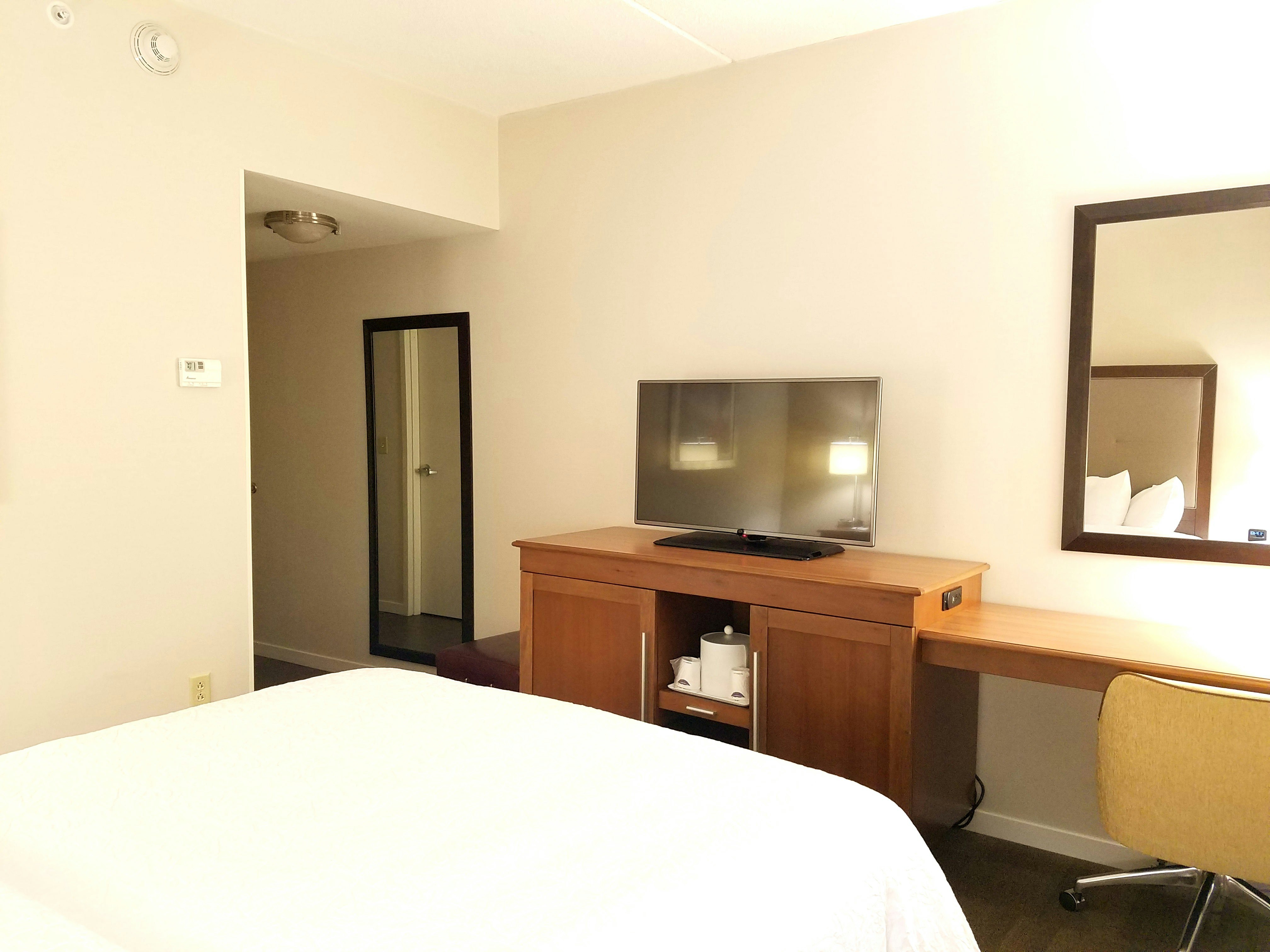 ROOM, QUEEN BED