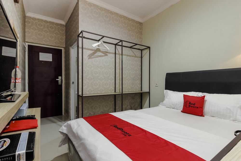 Reddoorz Plus Near Lippo Cikarang Mall 11/21