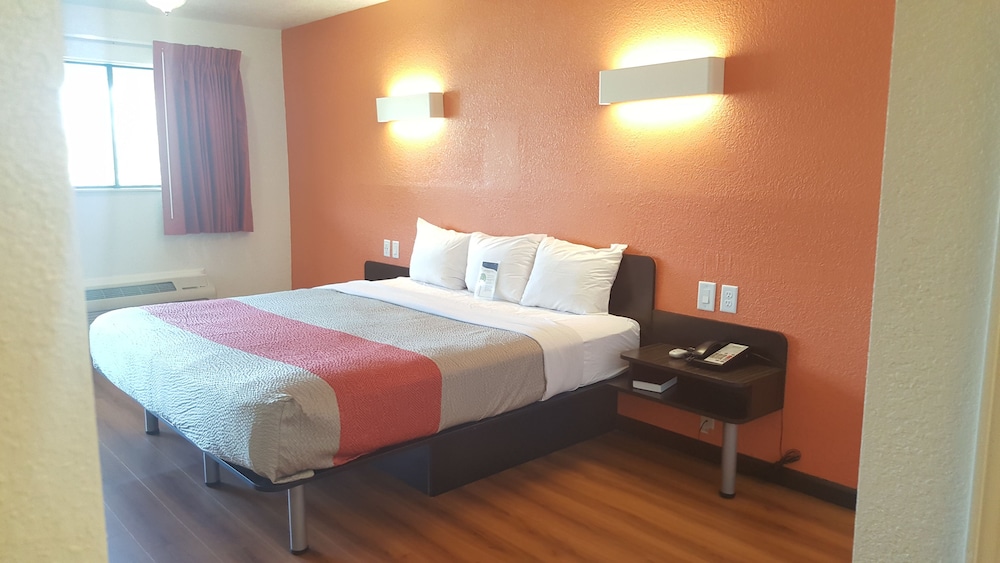 غرفة قياسية بسرير كينج، Motel6 Columbus, OH - OSU 2/8