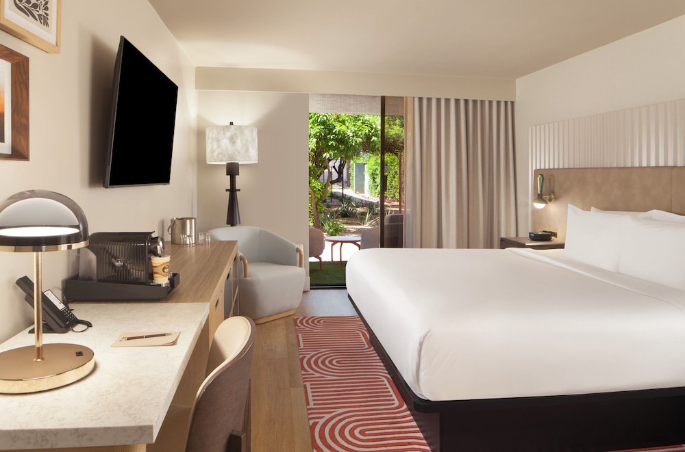 ROOM, KING BED, PATIO