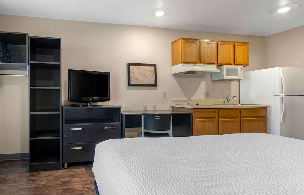 STUDIO, QUEEN BED