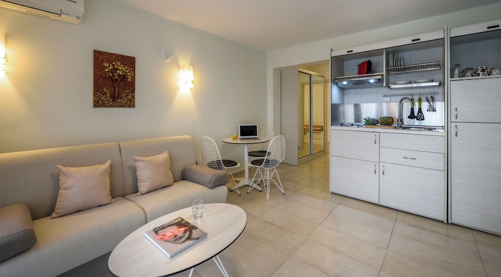 Elpiniki Luxury Apartments 39/66