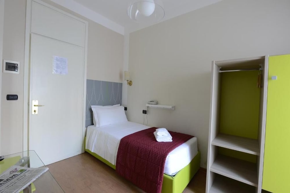 ROOM, SINGLE