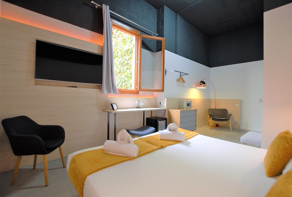 BRICK HOTEL 29/38