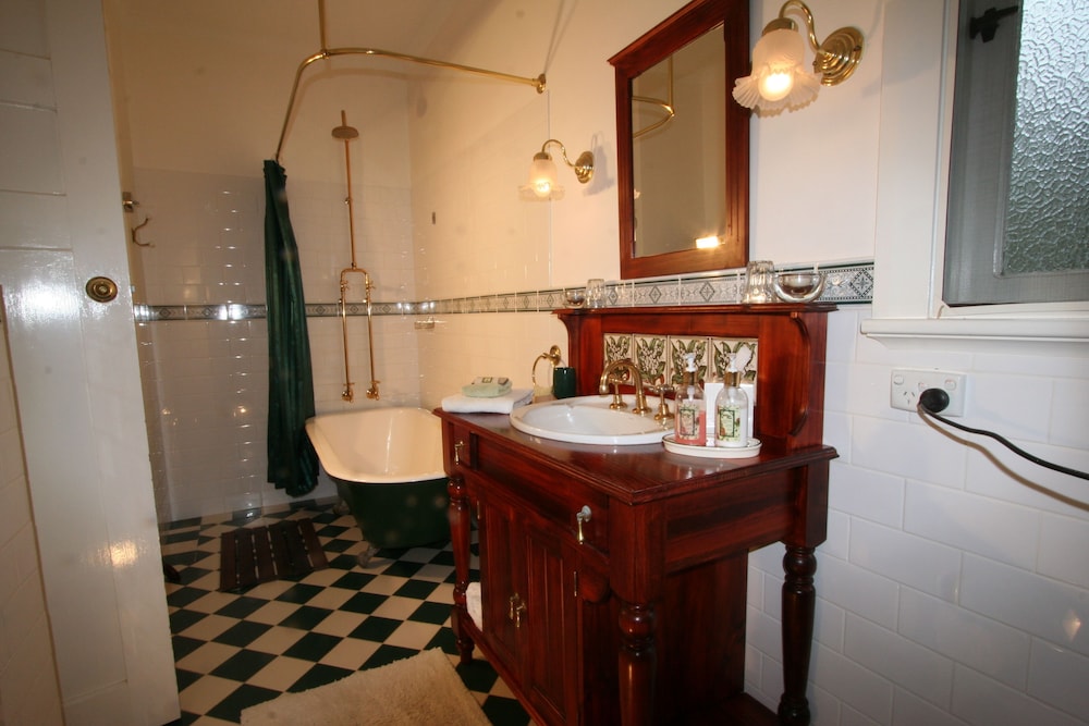 Rosebridge House Bed & Breakfast 49/50