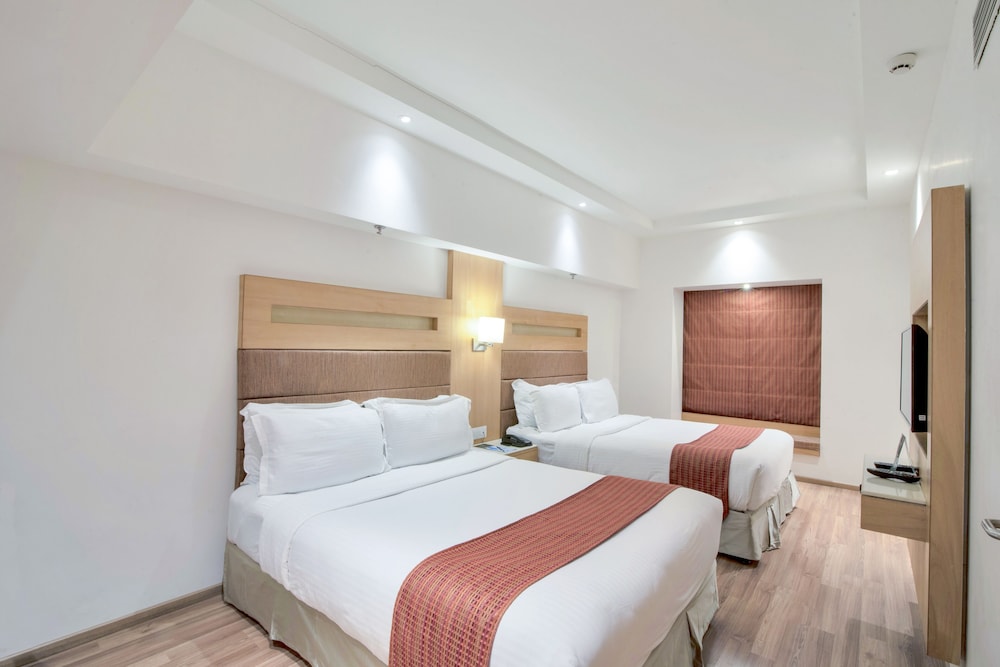 HOTEL EMERALD PARK-SHARANPUR 12/36