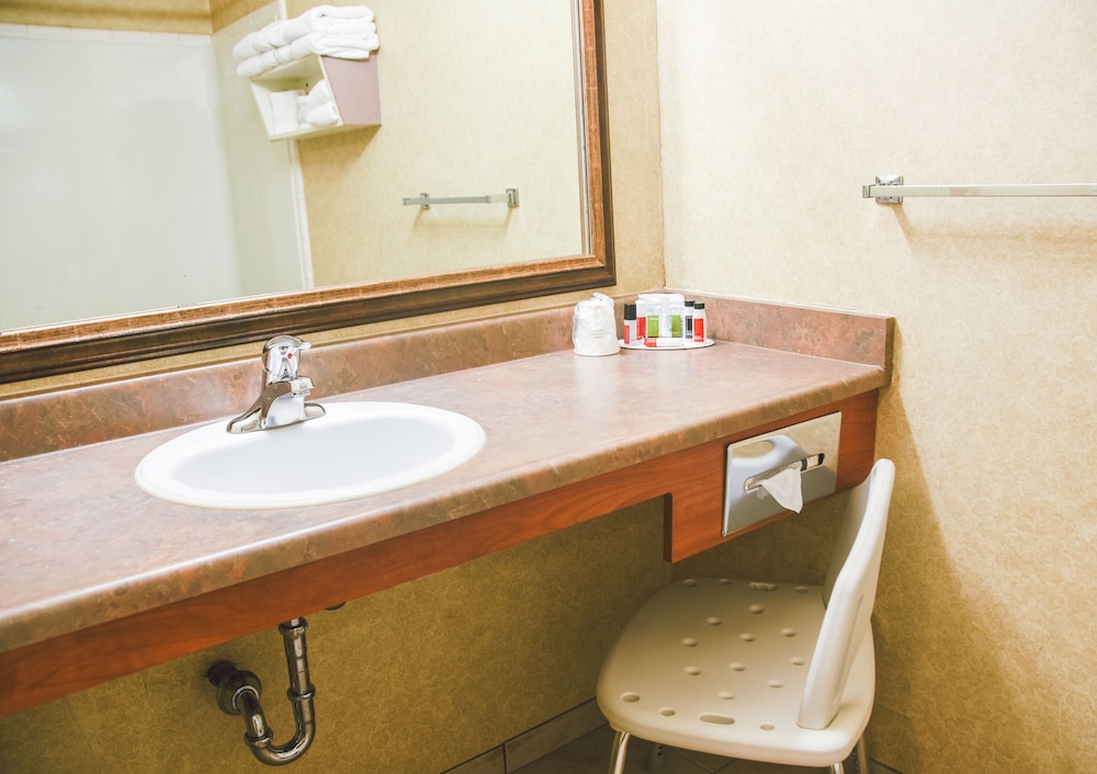 Stony Plain Inn & Suites 6/44
