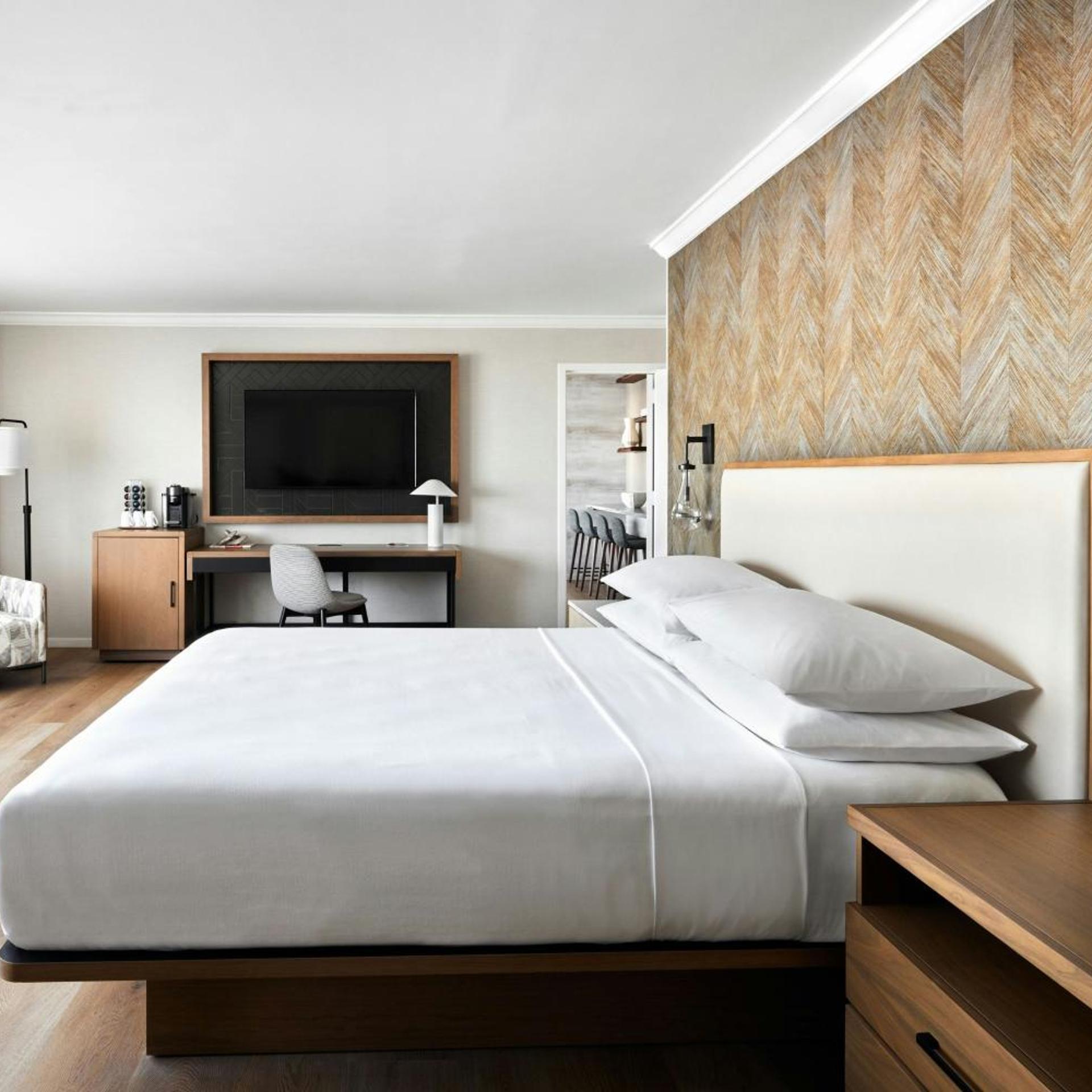 Guest Room, King Bed, Skyline View, Large, Concierge Level