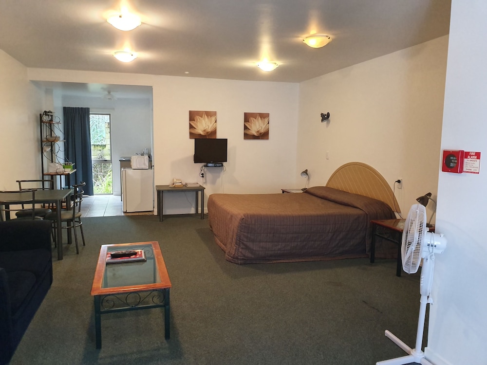 Lake Point Motel 31/37