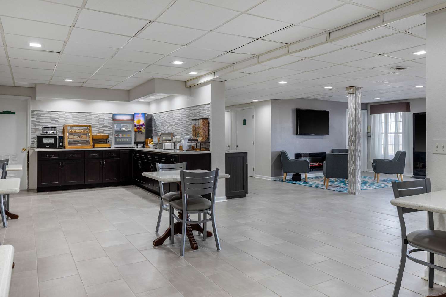 Econo Lodge At The University 39/41