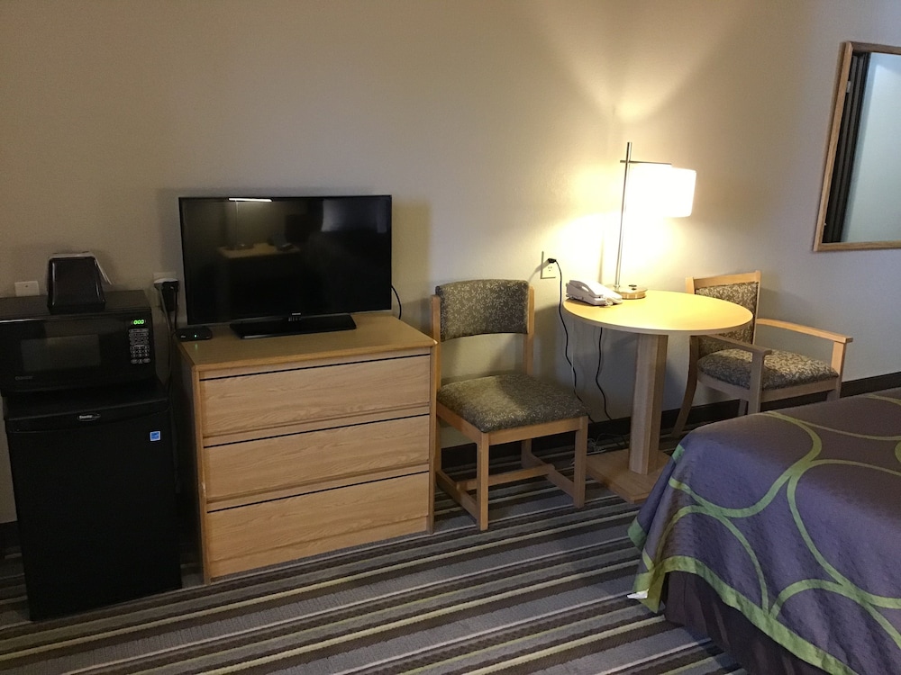 Super 8 by Wyndham Dillon 14/21