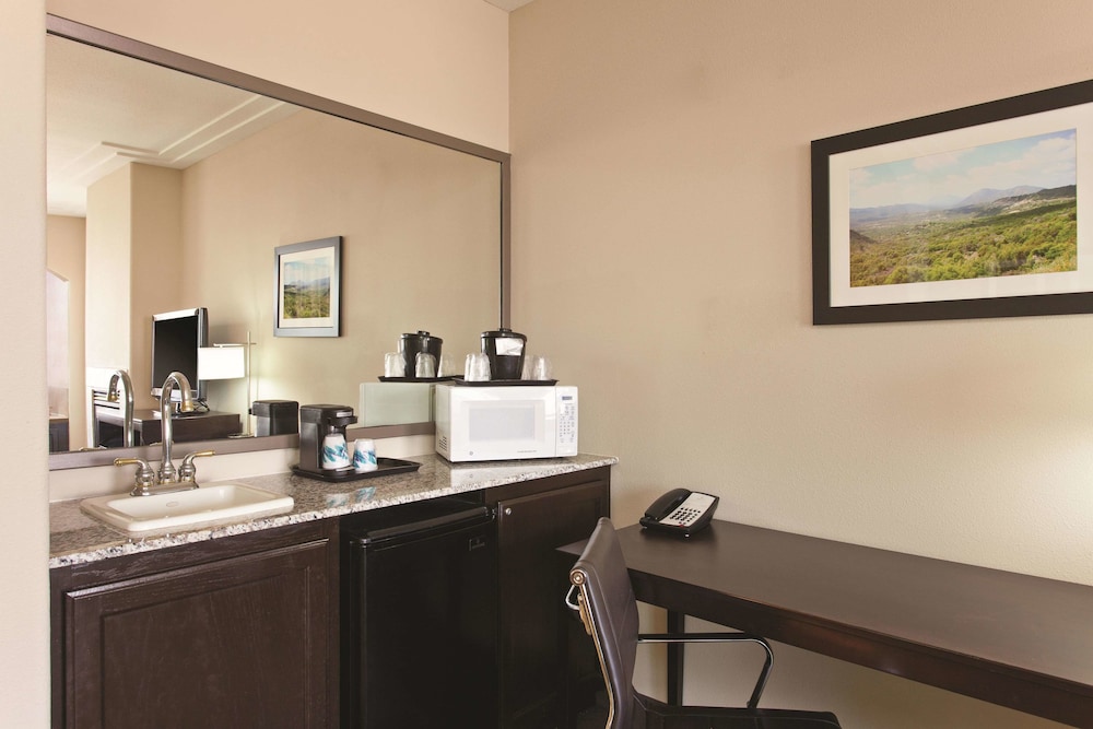 La Quinta Inn Suites Los Banos 28/35