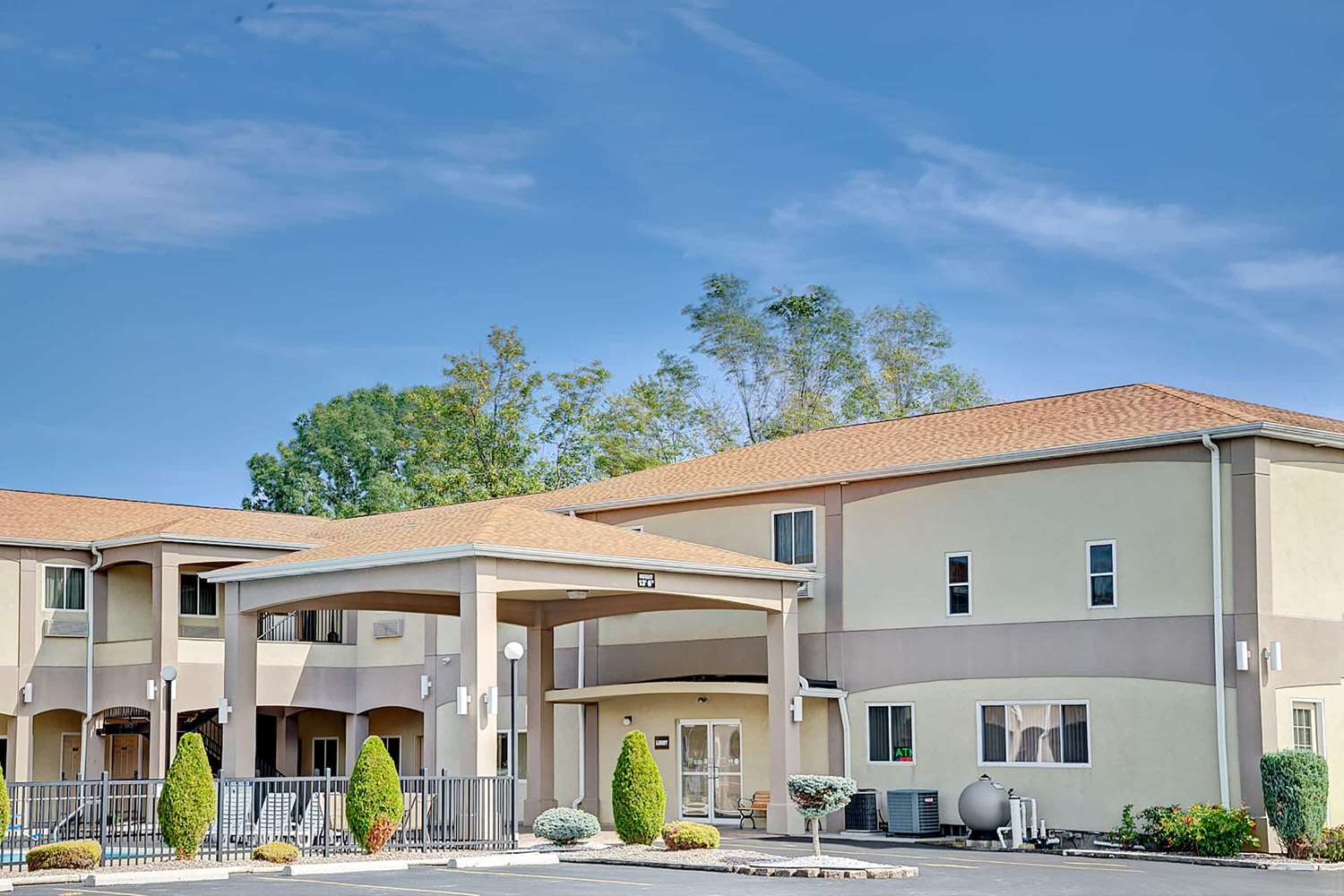 Days Inn and Suites By Wyndham Niagara Falls/Buffalo 2/40