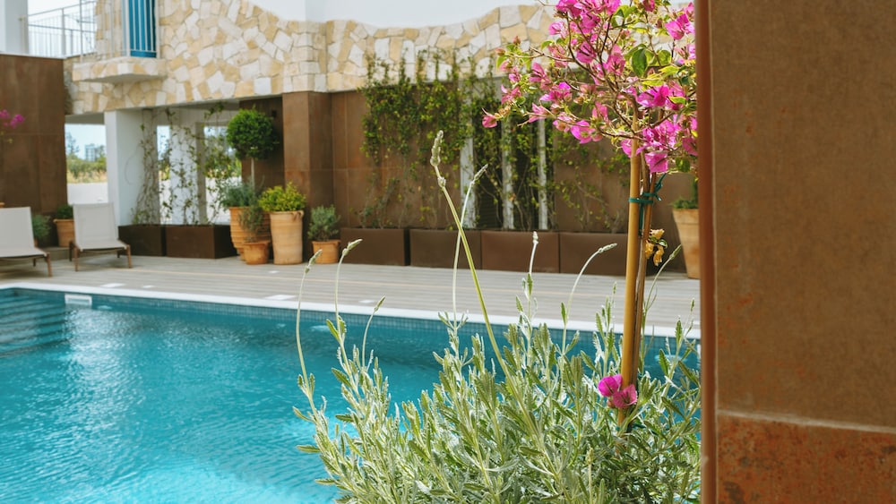 LIV & Co Suites & Villas 35/37