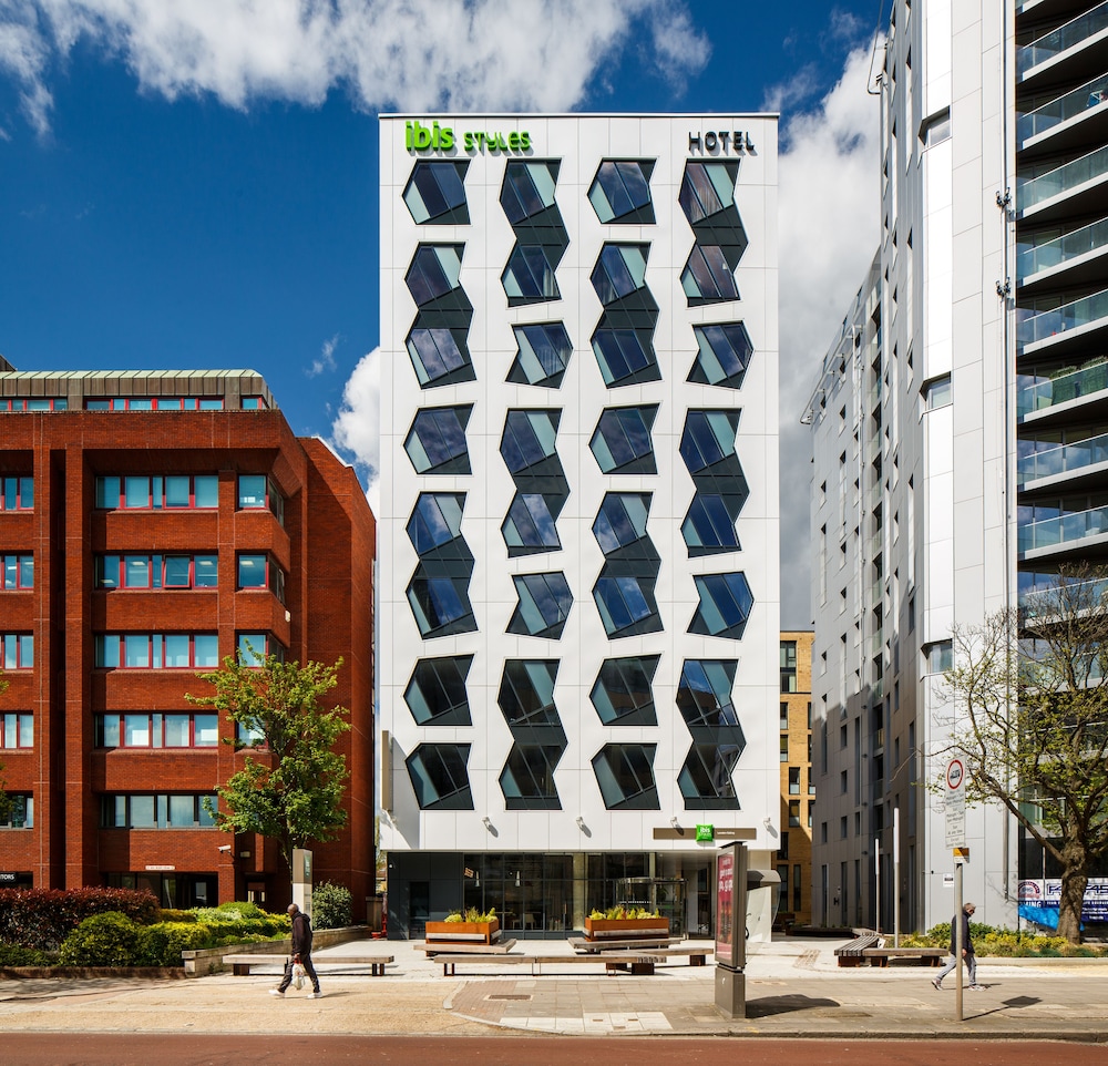 IBIS STYLES LONDON EALING 10/76