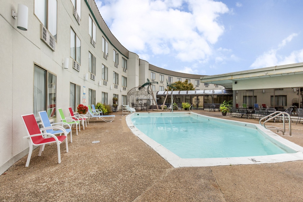 Lamplighter Inn Suites South 48/51