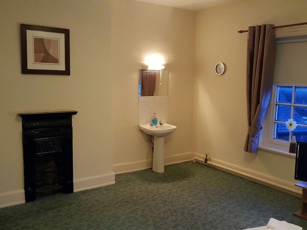 Station Hotel 33/56