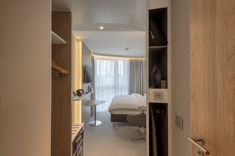 HOLIDAY INN EXPRESS AND SUITES POTSDAM 28/58