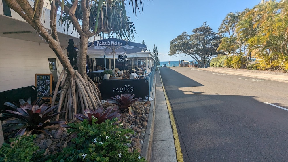 Moffat Beach Motel 46/62