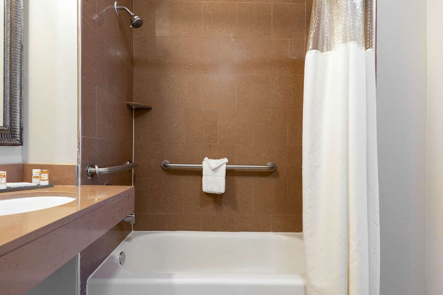 La Quinta Inn & Suites by Wyndham Alvin 54/55
