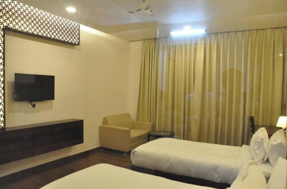 OYO Premium JHV Mall Cantonment 19/30