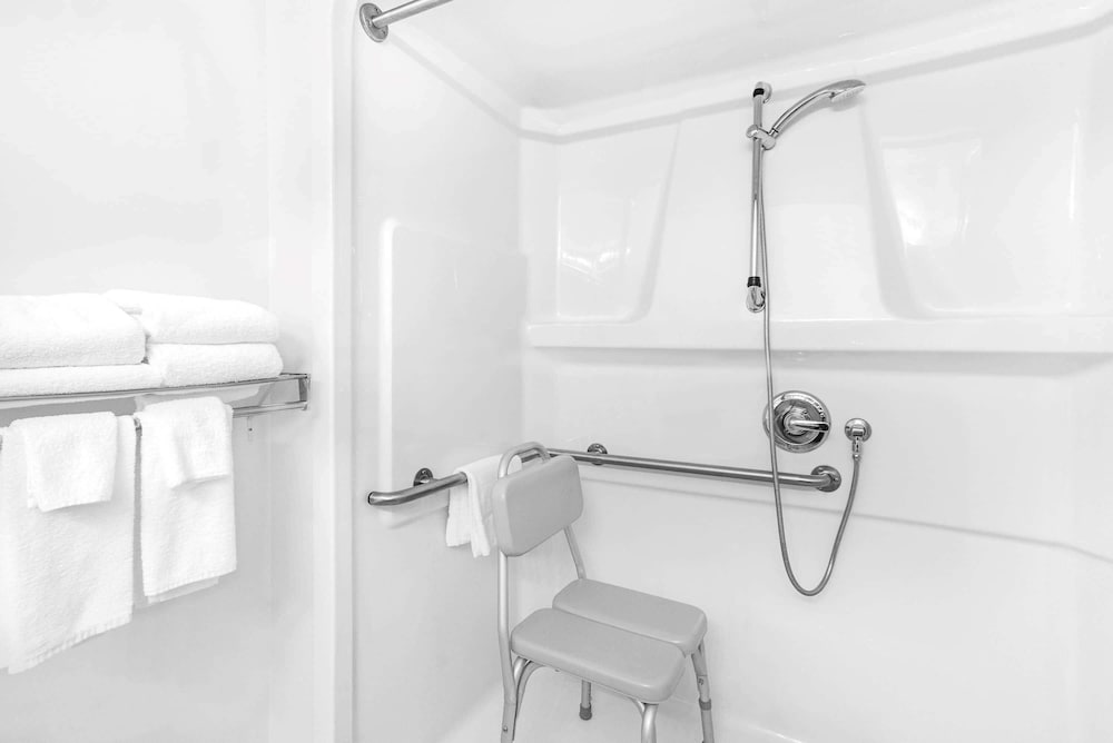Elk Lake Inn Suites Victoria 20/81