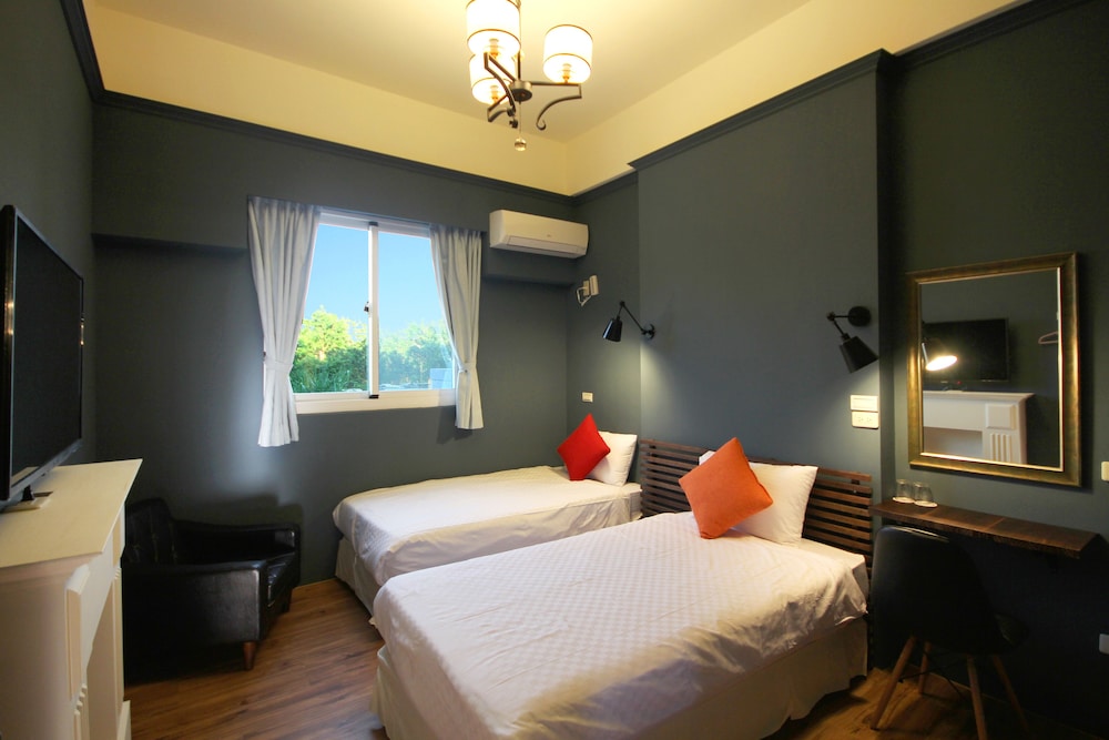 I'm Here B&amp;B 9/47