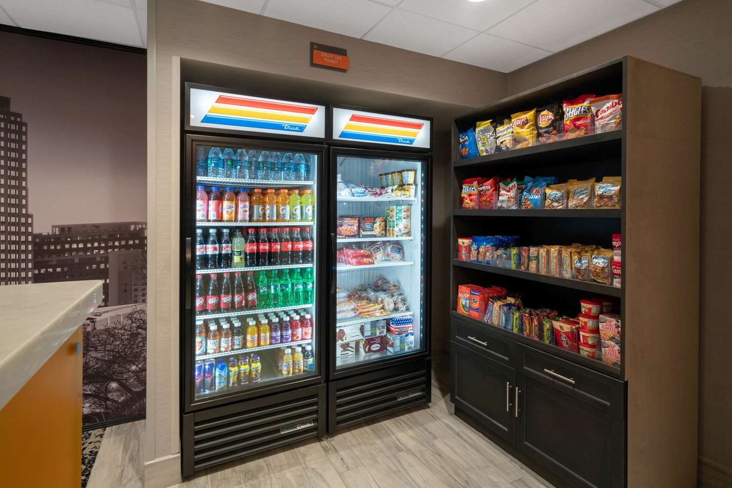 La Quinta Inn and Suites by Wyndham Raleigh Downtown North 25/47