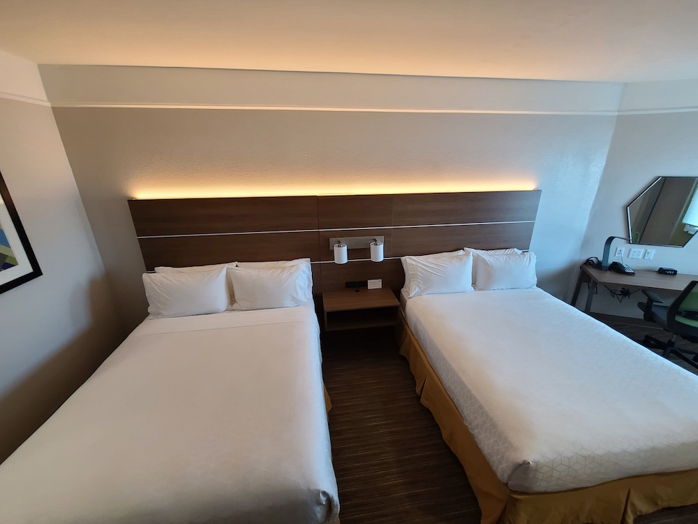 Holiday Inn Express Hotel And Suites Galveston West Seawall 32/64