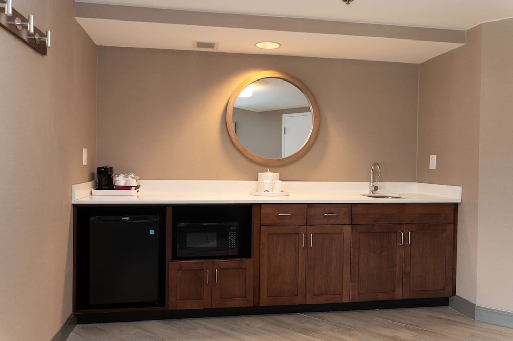Hampton Inn & Suites Arlington Crystal City DCA 5/64