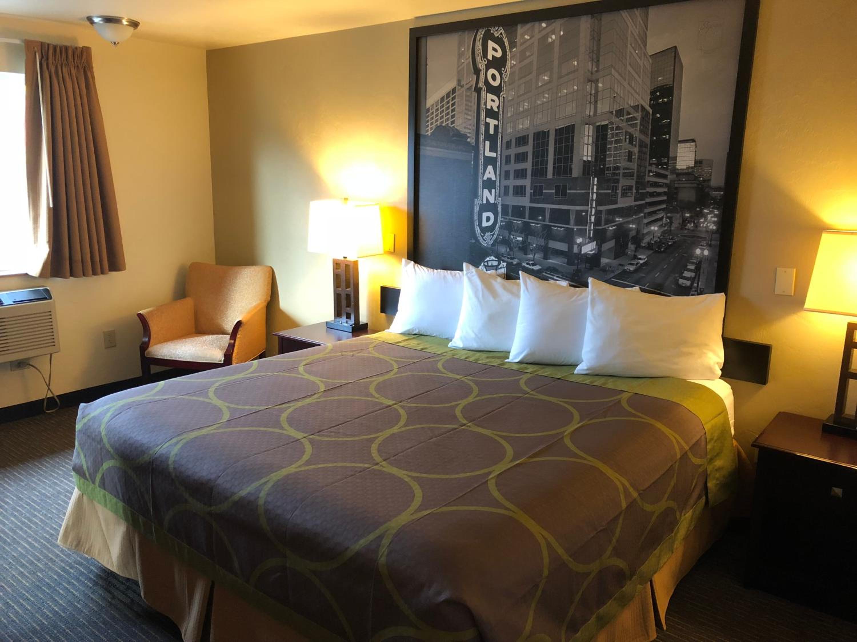 جناح بسرير كوين بغرفة نوم واحدة، Super 8 by Wyndham Woodburn 2/8