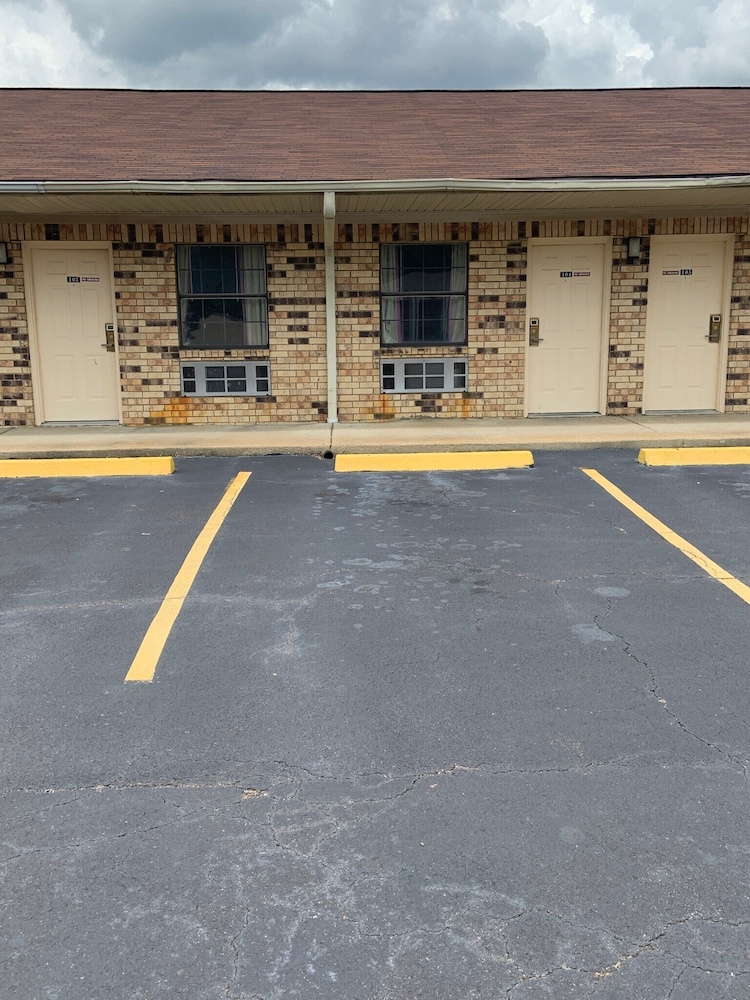 Luxury Inn and Suites Forrest City 32/34