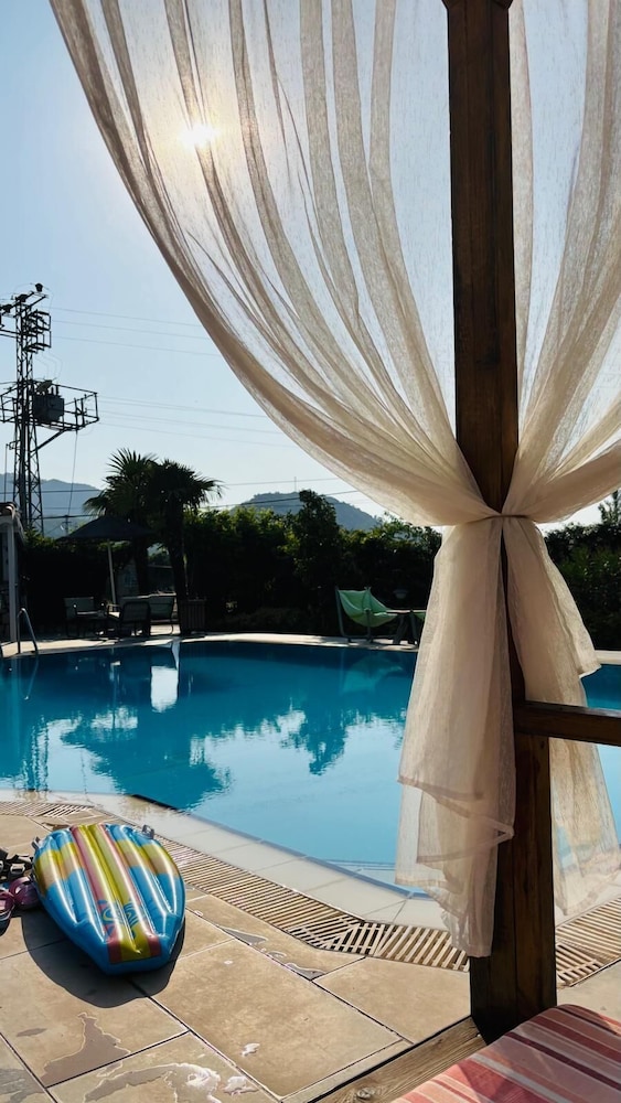 Bybassios Hotel 33/37