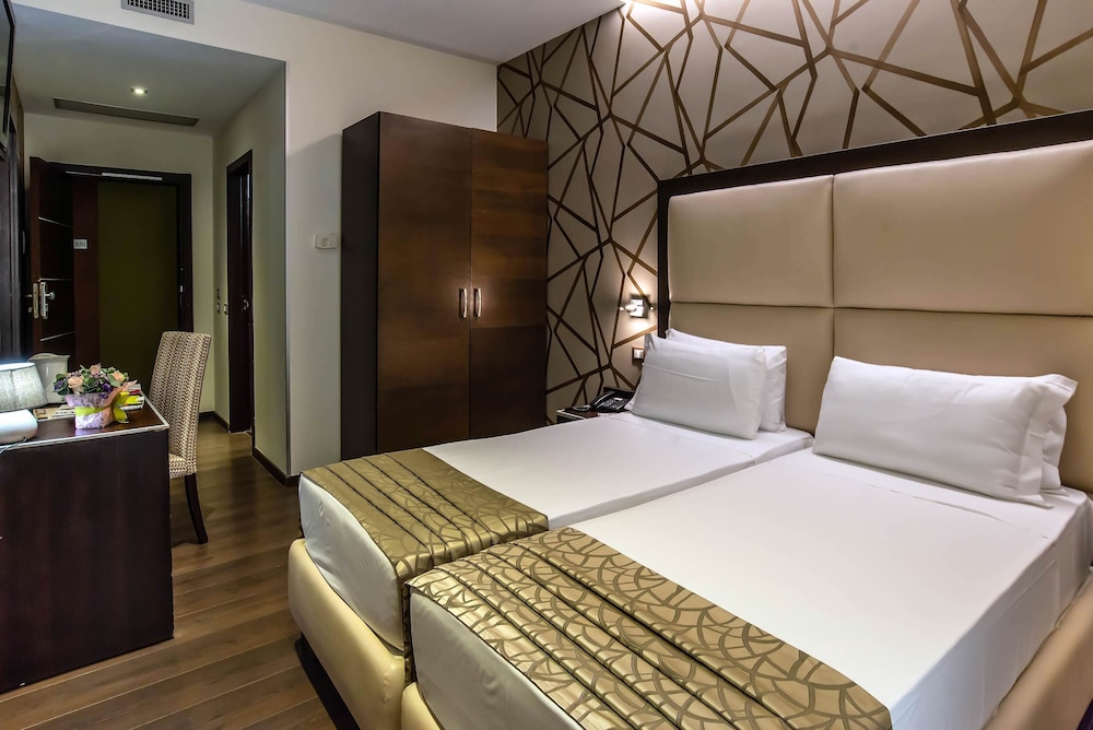 ROOM, DOUBLE BED