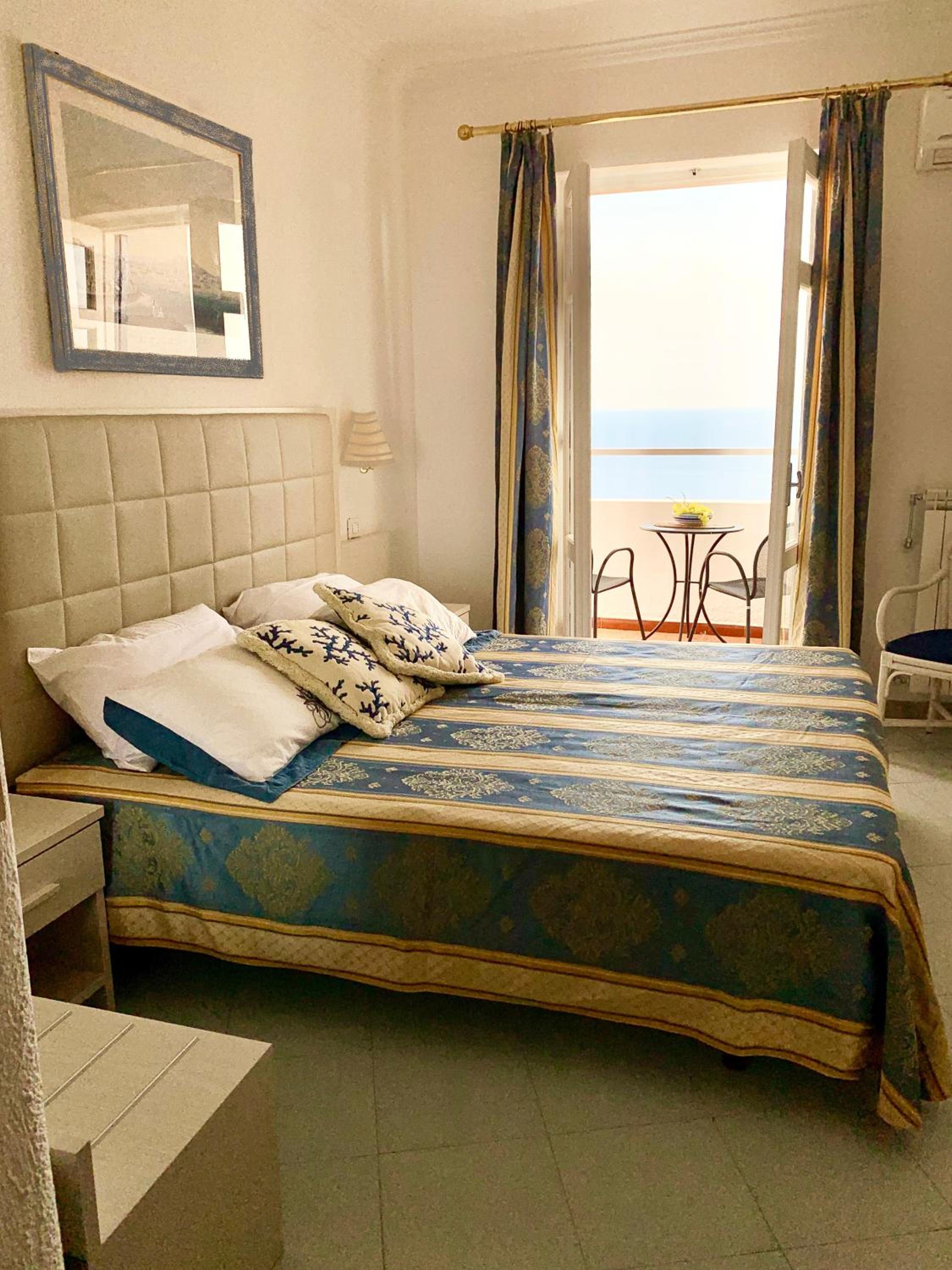 غرفة ديلوكس بسرير مزدوج بإطلالة على البحر بشرفة، Hotel Grazia Alla Scannella 5/5