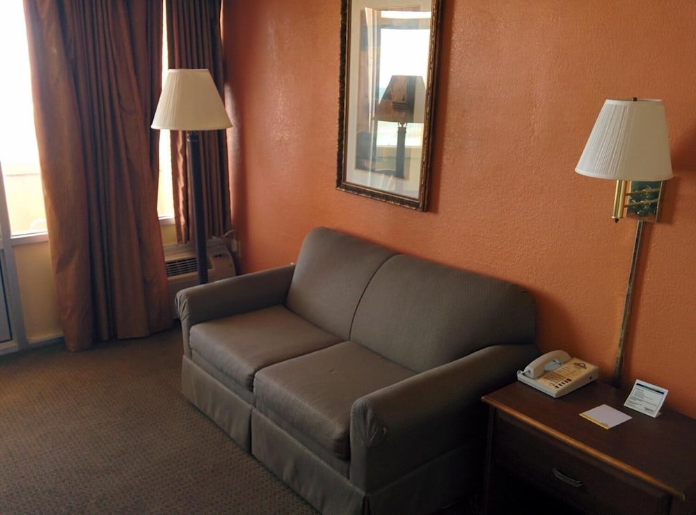 Days Inn by Wyndham Myrtle Beach-Beach Front 25/36