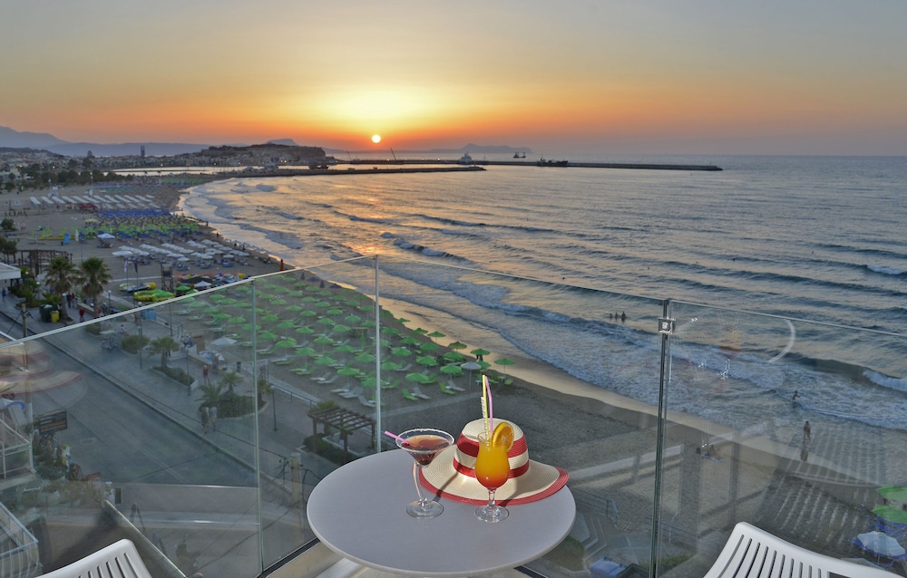 Swell Boutique Hotel 24/38