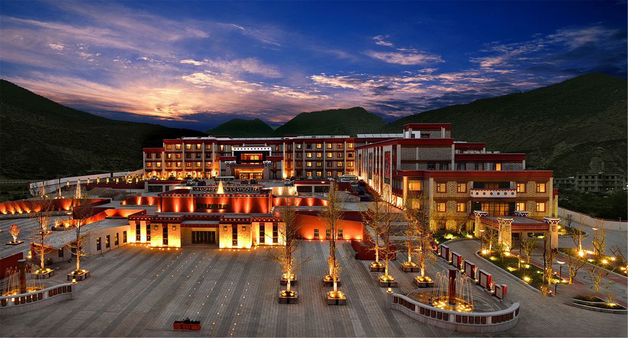 Crowne Plaza Yading 76/81
