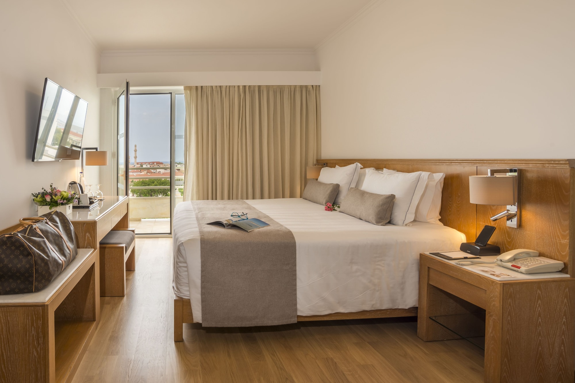 Superior, Queen Bed, Old Town View, City View