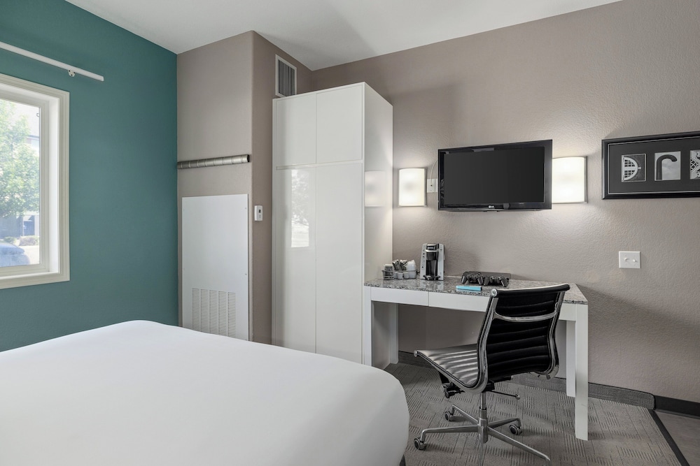 HOME INN EXPRESS MEDICINE HAT 21/72