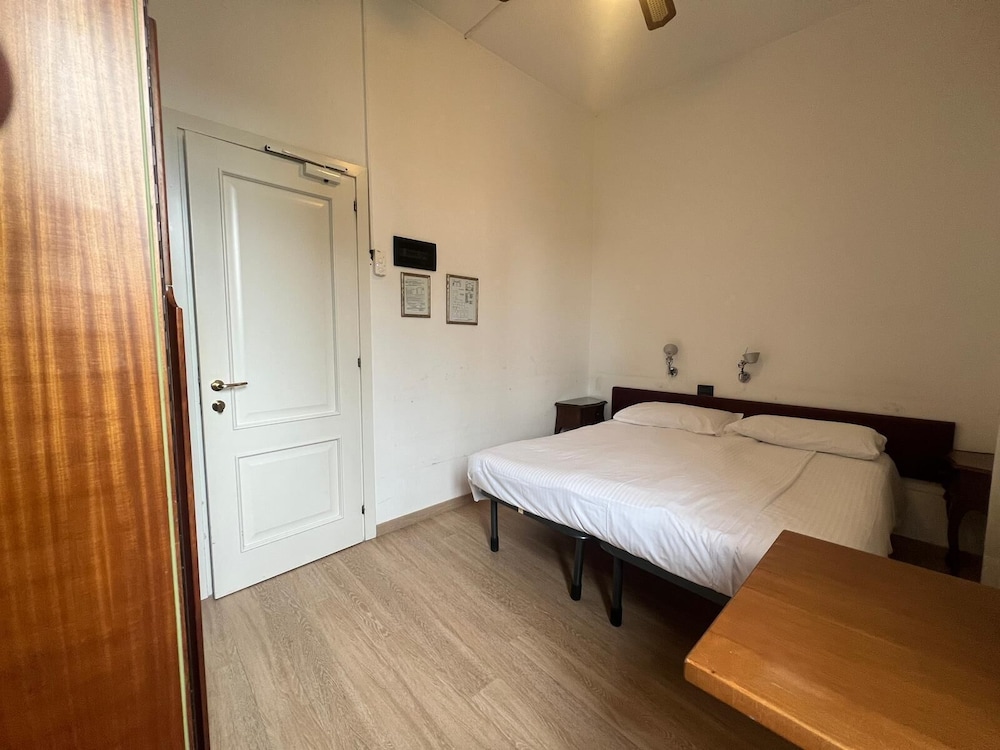 ROOM, SINGLE